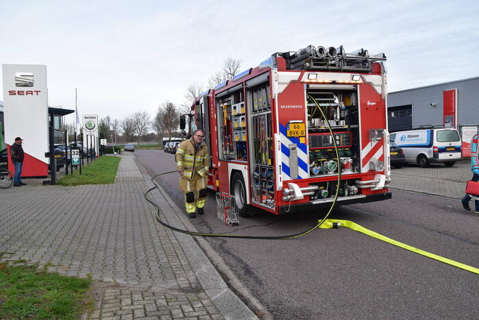 Accu vat vlam op werkbank