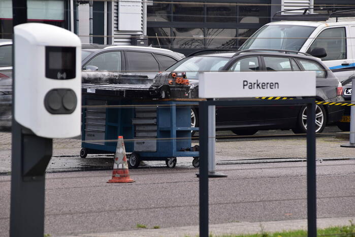 Accu vat vlam op werkbank