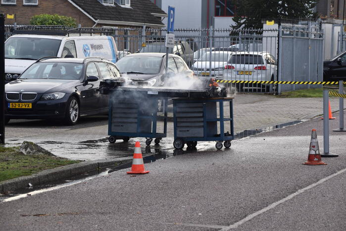 Accu vat vlam op werkbank