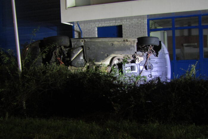 Bestuurder raakt macht over stuur kwijt, auto belandt op zijn kop