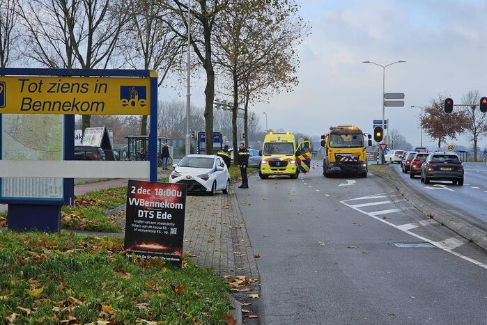 Personenauto vliegt uit de bocht en klapt op lantaarnpaal