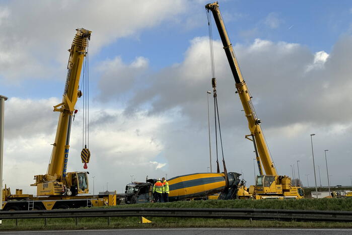 Berging gekantelde betonmixer in volle gang