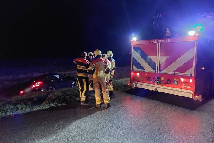 Automobilist belandt in sloot