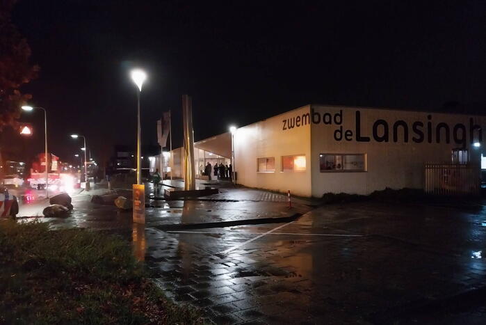 Zwembad ontruimd vanwege brand