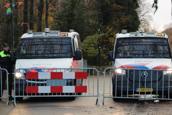 Veel politie aanwezig tijdens protest kick out zwarte piet bij intocht