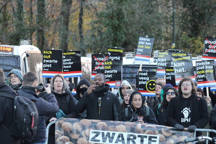 Veel politie aanwezig tijdens protest kick out zwarte piet bij intocht