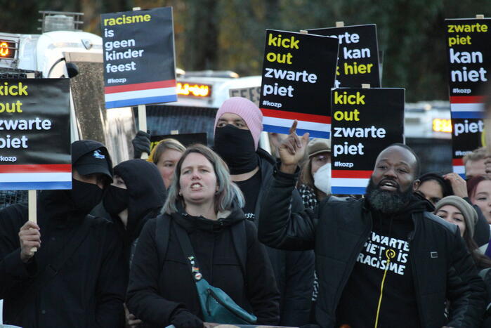 Veel politie aanwezig tijdens protest kick out zwarte piet bij intocht