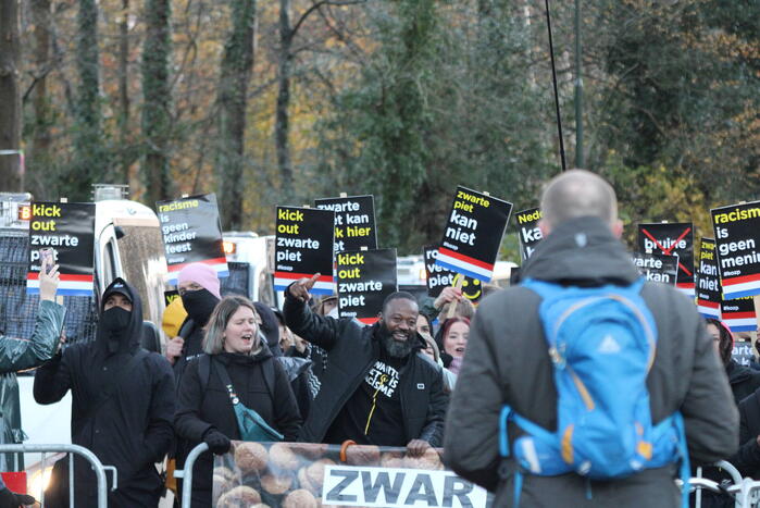 Veel politie aanwezig tijdens protest kick out zwarte piet bij intocht