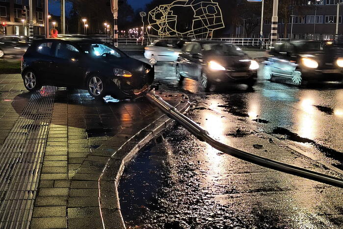 Automobilist rijdt lantaarnpaal omver