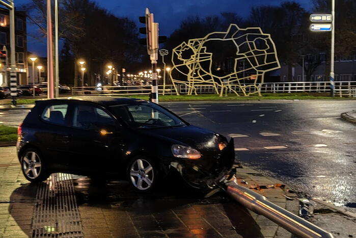 Automobilist rijdt lantaarnpaal omver