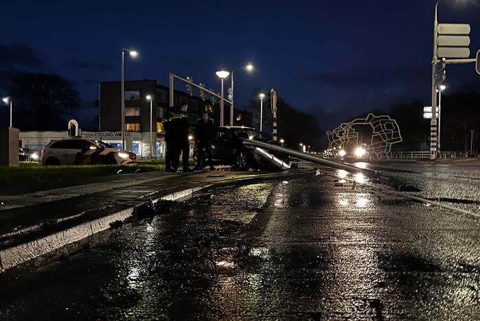 Automobilist rijdt lantaarnpaal omver