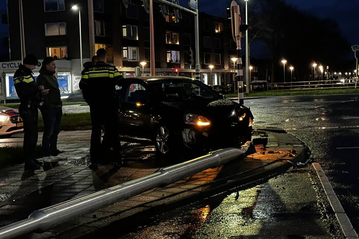 Automobilist rijdt lantaarnpaal omver