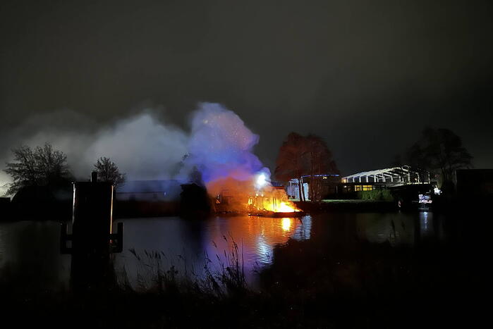 Boot volledig verwoest door uitslaande brand