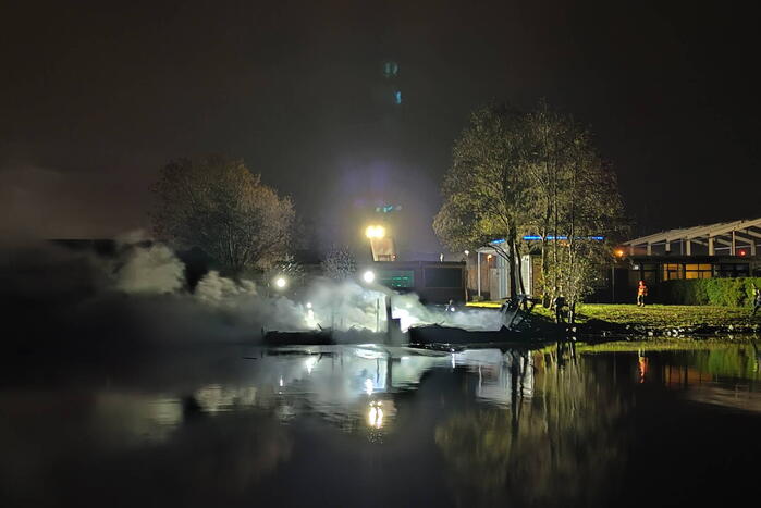 Boot volledig verwoest door uitslaande brand