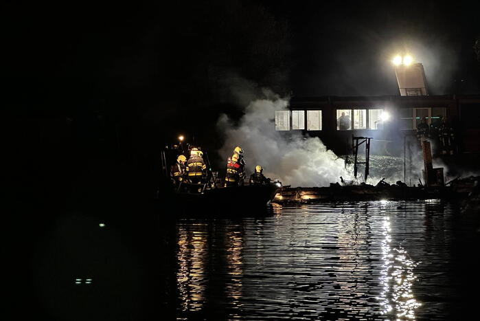 Boot volledig verwoest door uitslaande brand