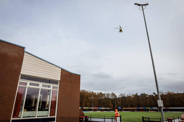 Traumahelikopter landt op voetbalveld