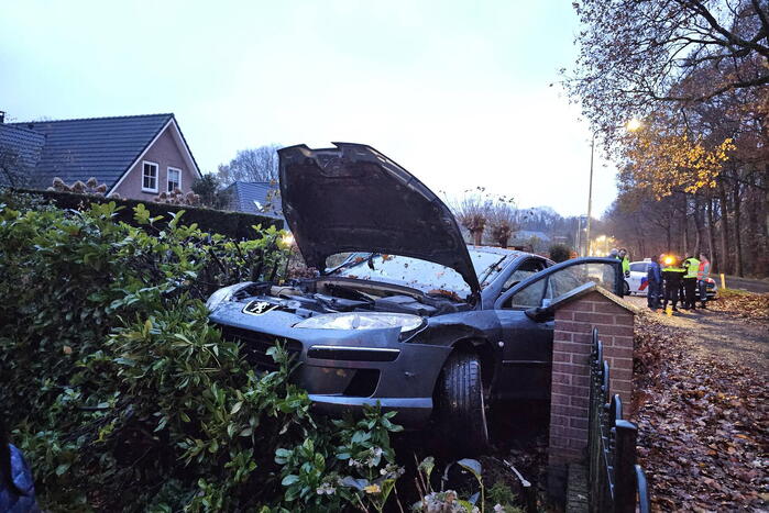 Automobilist verliest macht over stuur en belandt in tuin
