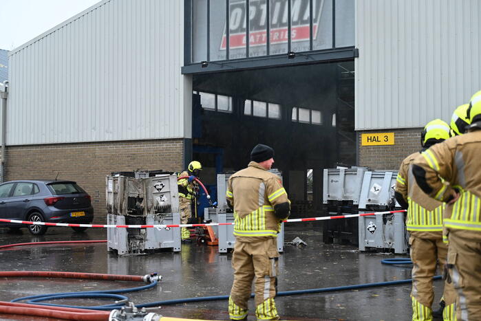 Meerdere accu's vatten vlam in bedrijfspand