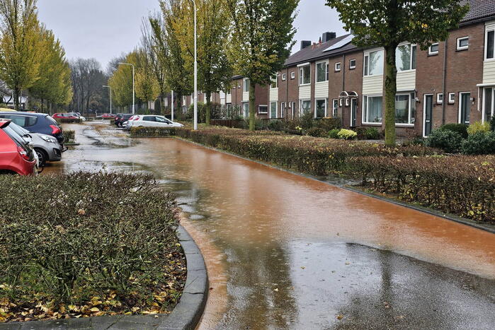 Straat onderwater na testen waterbronnen voor bluswatervoorziening