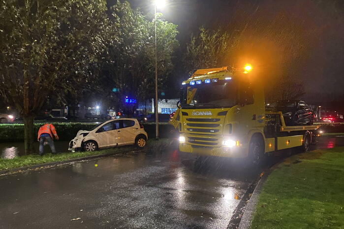 Automobilist verliest macht over het stuur en klapt op boom