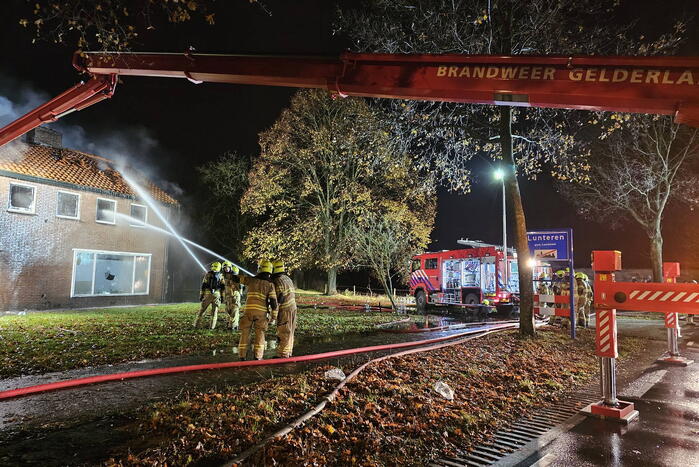 Grote uitslaande brand in leegstaande woning
