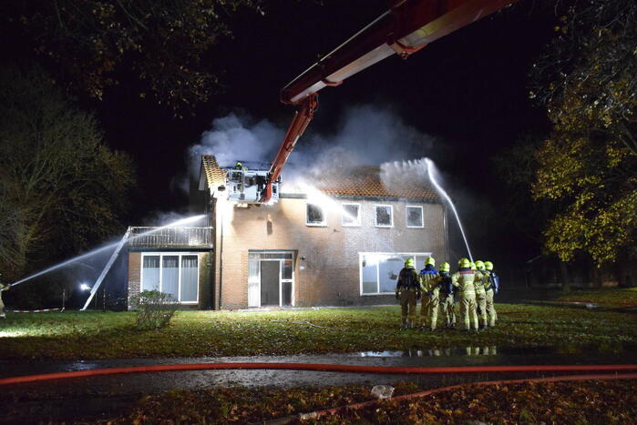 Grote uitslaande brand in leegstaande woning