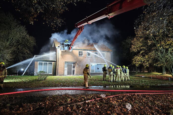 Grote uitslaande brand in leegstaande woning