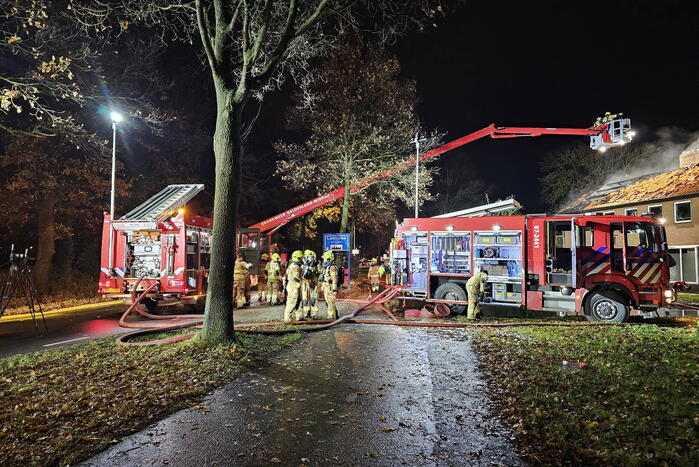 Grote uitslaande brand in leegstaande woning