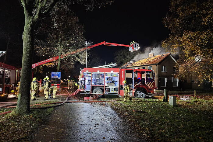 Grote uitslaande brand in leegstaande woning