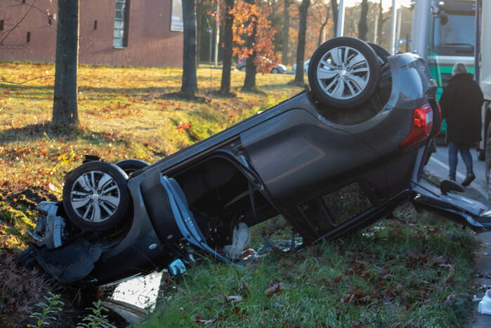 Auto op zijn kop na aanrijding met vrachtwagen