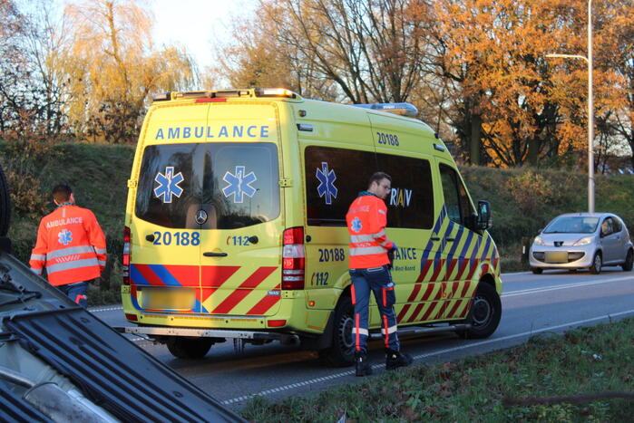 Auto op zijn kop na aanrijding met vrachtwagen