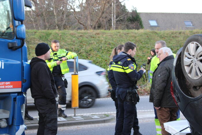Auto op zijn kop na aanrijding met vrachtwagen