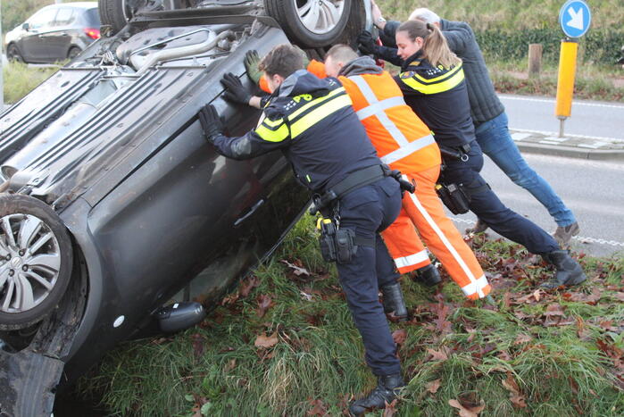 Auto op zijn kop na aanrijding met vrachtwagen