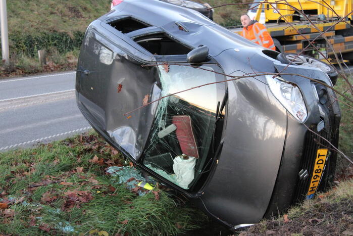 Auto op zijn kop na aanrijding met vrachtwagen