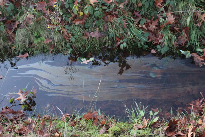 Auto op zijn kop na aanrijding met vrachtwagen