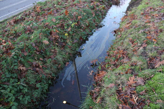 Auto op zijn kop na aanrijding met vrachtwagen