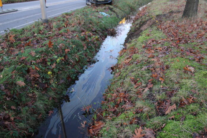 Auto op zijn kop na aanrijding met vrachtwagen