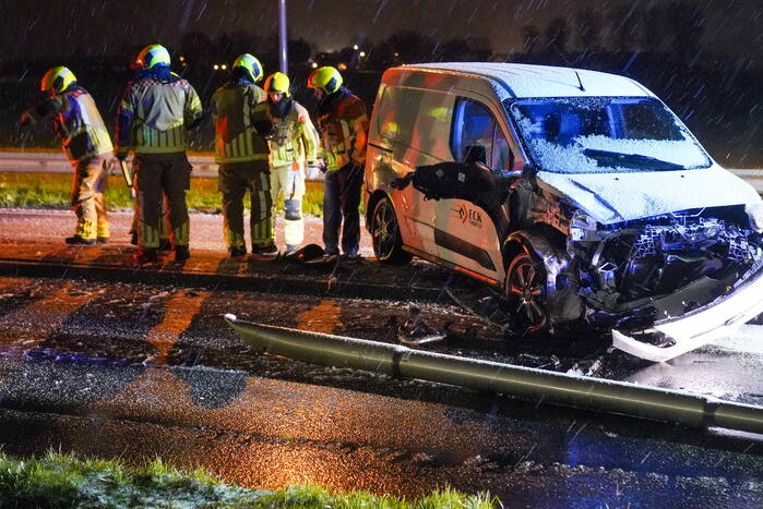 Automobilist verliest macht over stuur en botst op lantaarnpaal