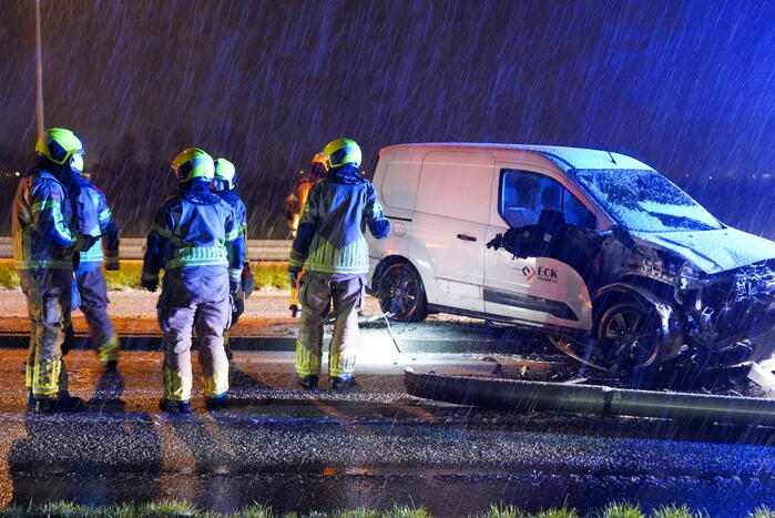 Automobilist verliest macht over stuur en botst op lantaarnpaal