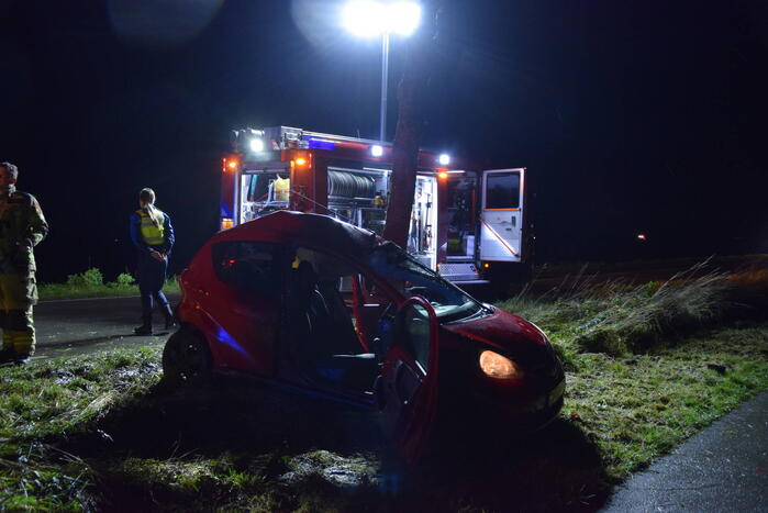Persoon zwaargewond bij botsing tegen boom