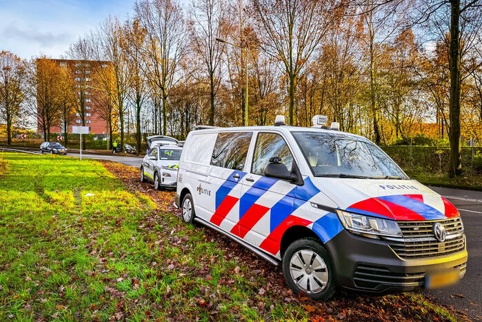 Automobilist vliegt uit de bocht