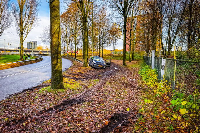 Automobilist vliegt uit de bocht