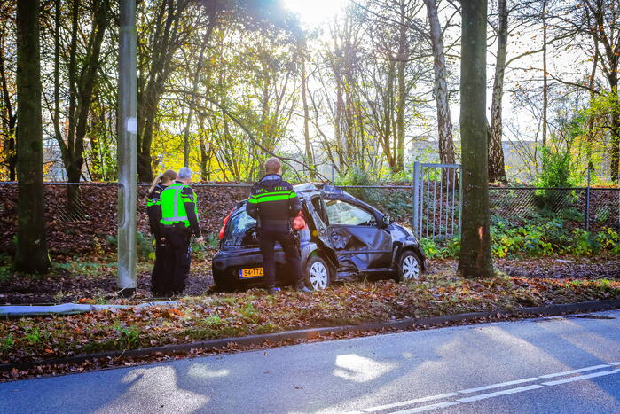Automobilist vliegt uit de bocht