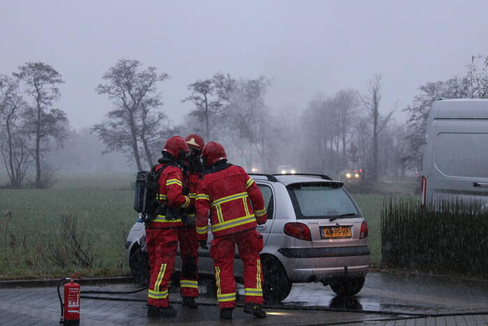 Brandweer blust brandend voertuig