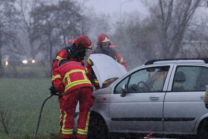 Brandweer blust brandend voertuig