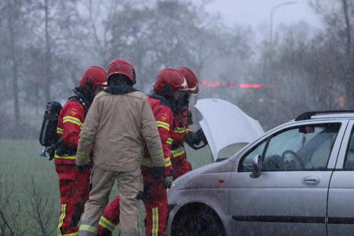 Brandweer blust brandend voertuig