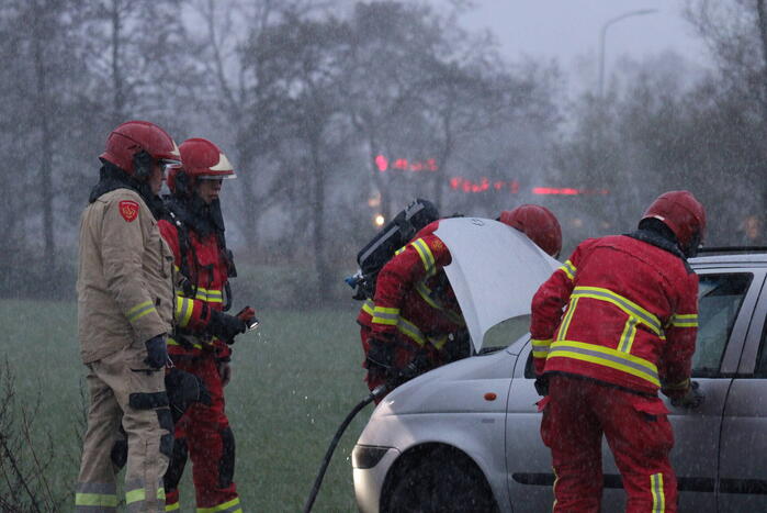 Brandweer blust brandend voertuig