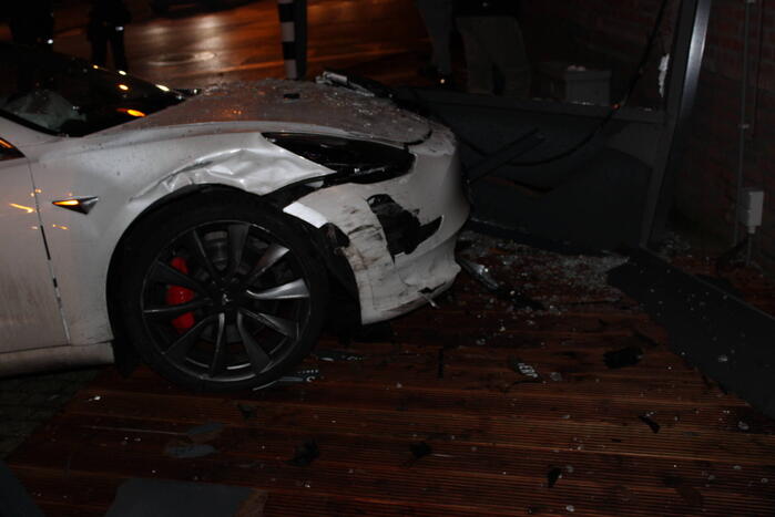 Tesla ramt café na ongeval
