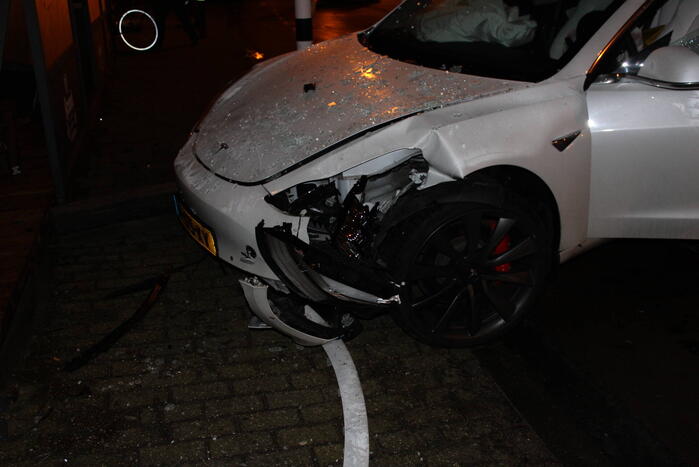 Tesla ramt café na ongeval