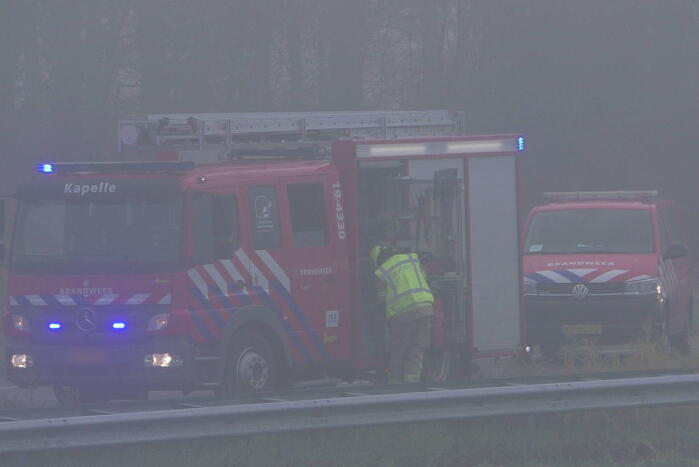 Chauffeur bevrijdt door brandweer bij botsing tussen vrachtwagens